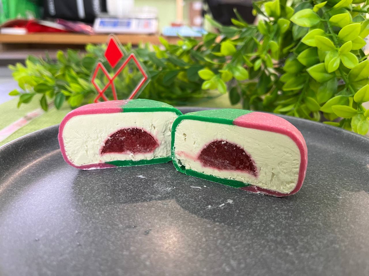 Моти Малина фисташка